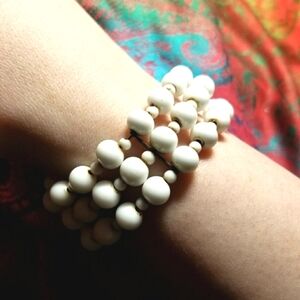 Vintage bracelet milk glass White memory wire Cuff retro jewelry